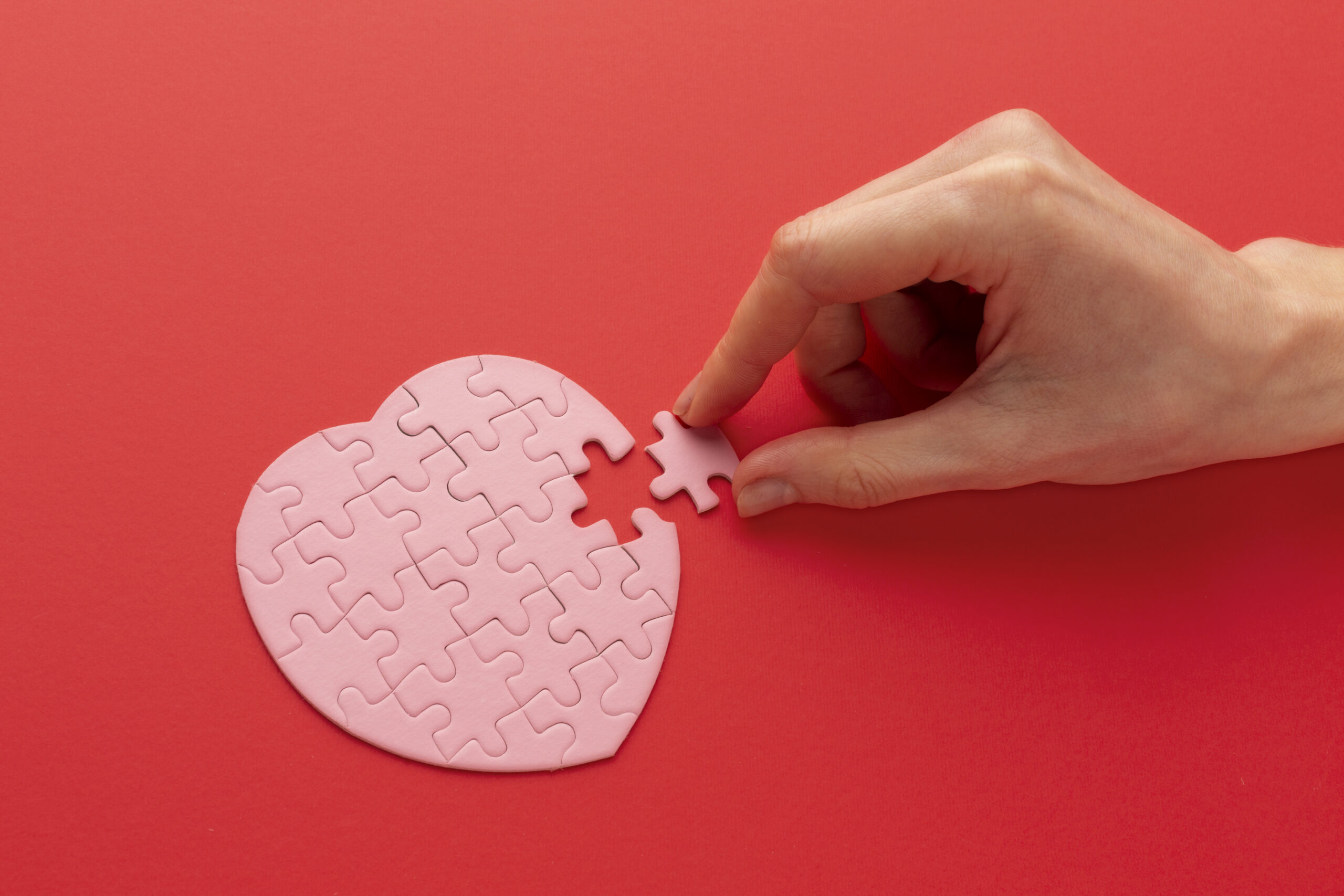 Repetir relaciones que duelen, trauma relacional, apego inseguro y dependencia emocional
