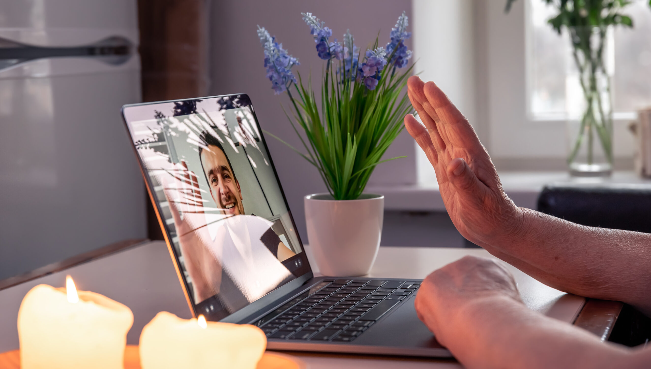 Sesión de videollamada en un entorno cercano y cotidiano